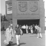 80-luvun vaatemuotia, olkatoppaukset ja baseball-takki.