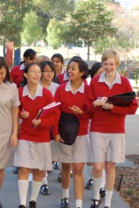 Tyypillisisiä australialaisia oppilaita koulupuvuissaan