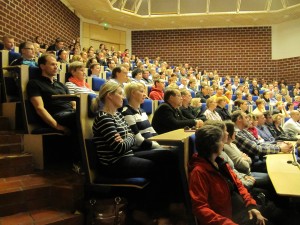 Auditorio oli täynnä kiinnostuneita vanhempia