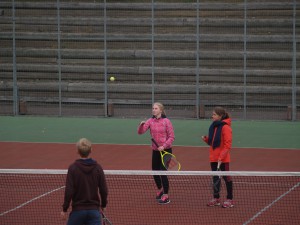 Tennistä kokeiltiin pelata myös käsin.