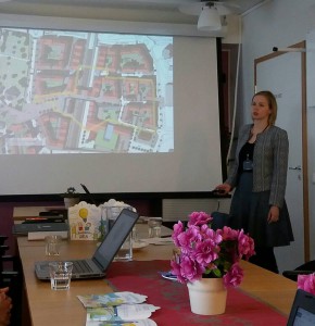 Maija Villanen esittelee ydinkeskustaa.