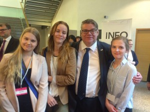 Aina niin edustavat tehtotytöt ja Timo Soini.